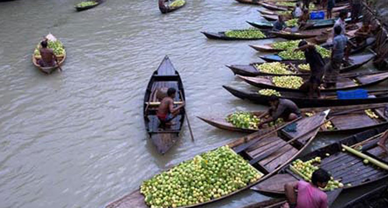 শত বছরের নৌকায় ভাসমান হাট