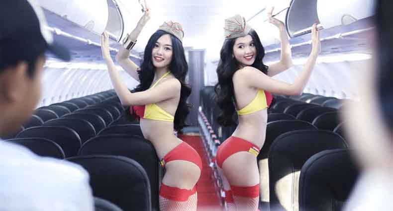 বিমানের মধ্যে নাচ-গান করে বিমানবালা (ভিডিও)