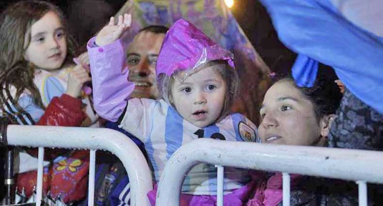 ‘মেসি, আমি তোমাকে আমার মায়ের চেয়ে বেশি ভালোবাসি’