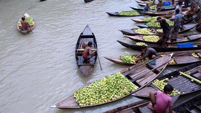 শত বছরের নৌকায় ভাসমান হাট