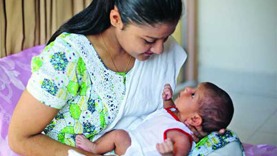 নবজাতক কোলে নিতে যা কখনোই করবেন না