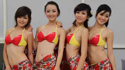 বিমানের মধ্যে নাচ-গান করে বিমানবালা (ভিডিও)