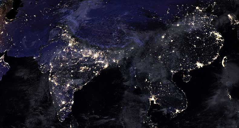 রাতে আকাশ থেকে আমাদের দেখতে কেমন লাগে?