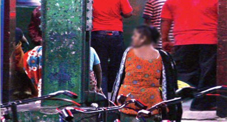 তারা শরীরী ভাষায় ডাকে খদ্দের