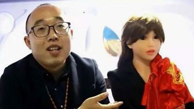 পাত্রীর অভাবে রোবটকে বিয়ে করলো যুবক!