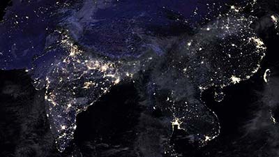 রাতে আকাশ থেকে আমাদের দেখতে কেমন লাগে?