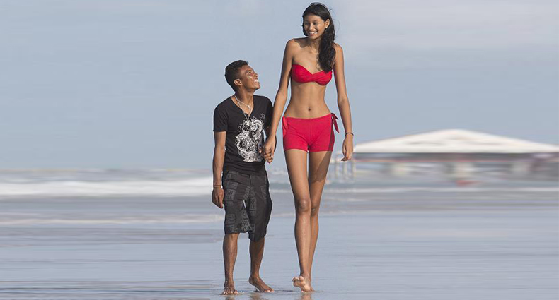 বিশ্বের সবচেয়ে লম্বা ১০ নারী (ভিডিও)