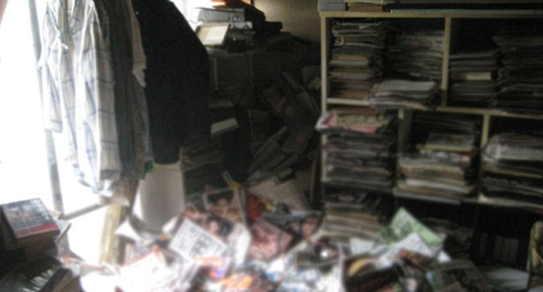 চটি বইয়ের নিচে চাপা পড়ে পর্নাসক্ত নিহত!