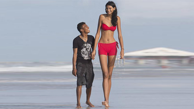 বিশ্বের সবচেয়ে লম্বা ১০ নারী (ভিডিও)