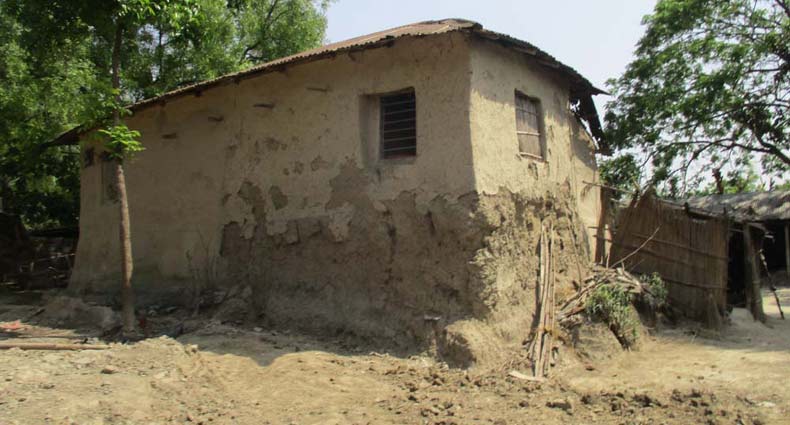 বিলুপ্তির পথে গরিবের ‘এসি’ মাটির ঘর