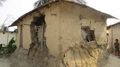 বিলুপ্তির পথে গরিবের ‘এসি’ মাটির ঘর