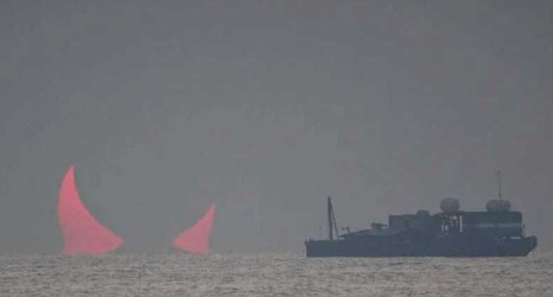 লাল শয়তানের দুটো শিং ভেসে উঠছে সমুদ্রে