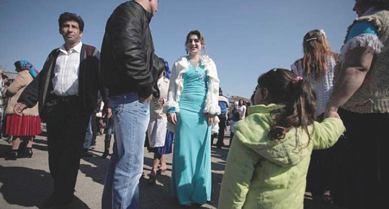 যেখানে ‘কুমারী পাত্রীর’ মেলা বসে (ভিডিও)