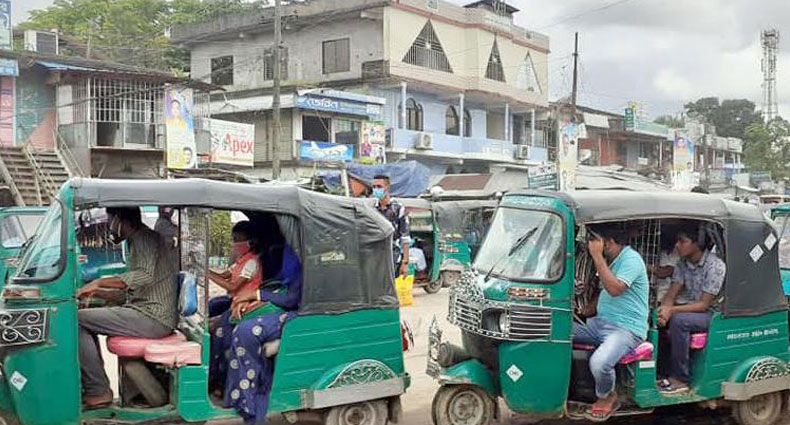 মিরসরাইয়ে ভাড়া নৈরাজ্যে অতিষ্ঠ যাত্রীরা, মানা হচ্ছে না স্বাস্থ্যবিধি