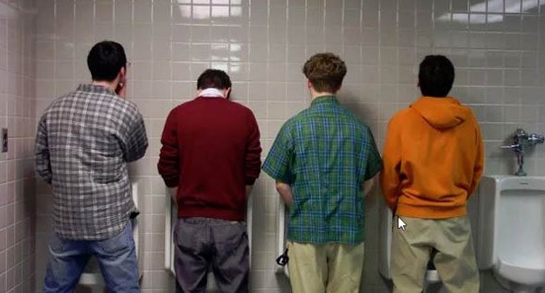 দাঁড়িয়ে প্রস্রাব করে নিজের ক্ষতি করছেন না তো?