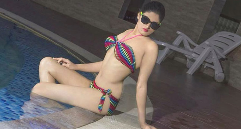 সুইম স্যুটে হট এভ্রিল