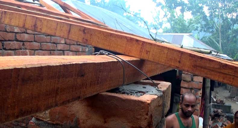 গরীবের ঘরে ইউএনও’র থাবা, নিন্মমানের সামগ্রিতে চলছে নির্মাণ