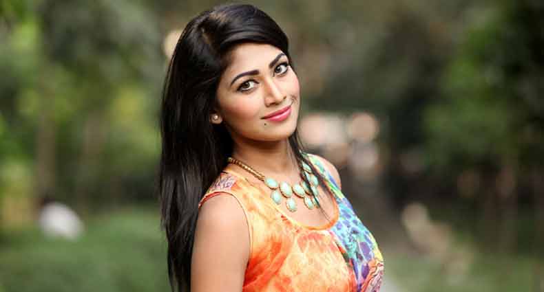 Er va xotin mashinada jinsiy aloqada U yigitni mast qilib, jinsiy aloqa qilgan