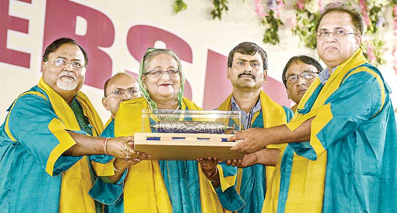 ডিলিট ডিগ্রি বিশ্ব বাঙালিকে উৎসর্গ শেখ হাসিনার