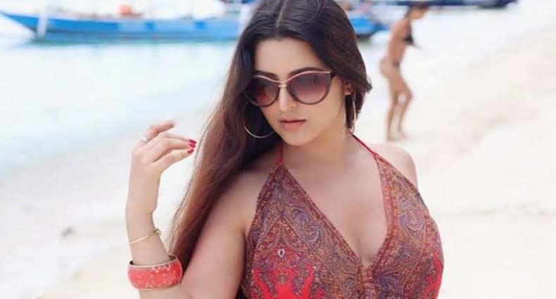 খোলামেলা পোশাকে সমুদ্র স্নানে পরীমনি!