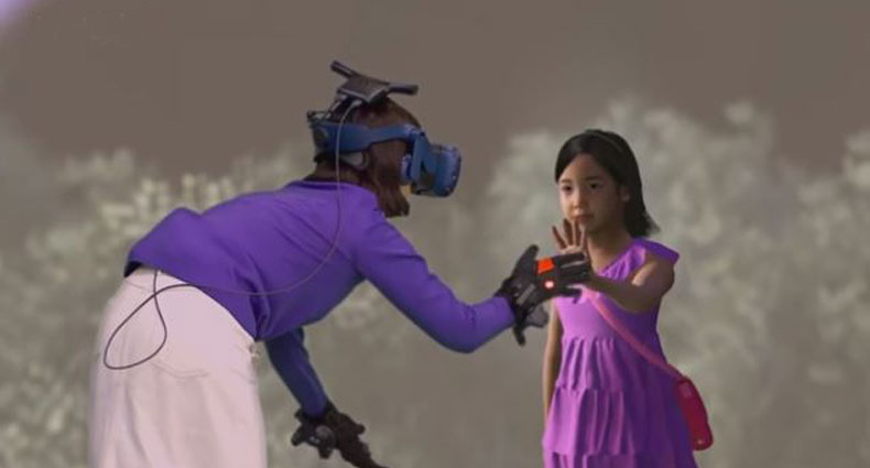 ছয় বছর আগে মারা যাওয়া মেয়ের সঙ্গে কথা বললেন মা! (ভিডিও)