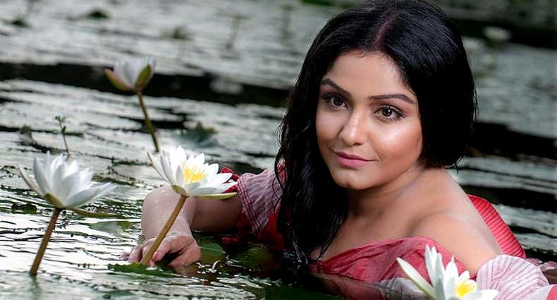 সুন্দরী, সেক্সি ভূত!