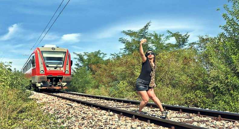 সেলফি তুলতে গিয়ে দুর্ঘটনা...