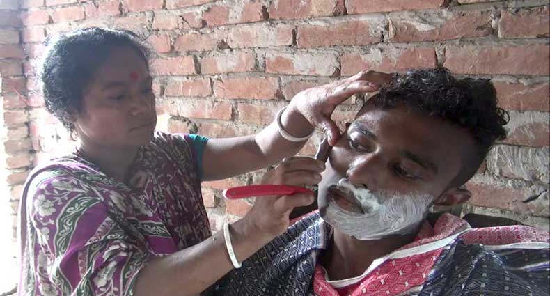 ১৫ বছর ধরে পুরুষের চুল দাড়ি কাটছেন ঝালকাঠির শেফালী