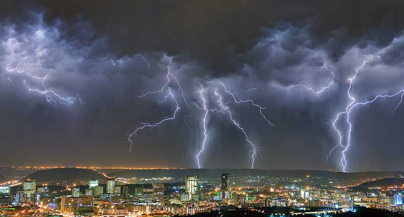 বজ্রপাতের কারণ ও বাঁচার কৌশল