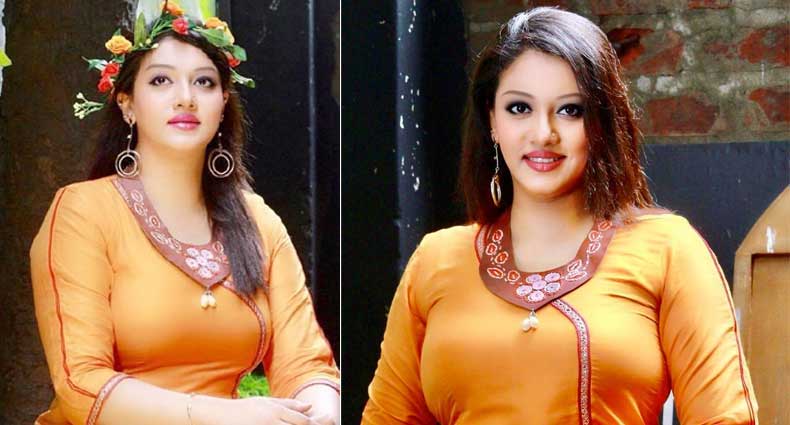 Shaffof sutyendagi katta kokraklar fotosurati Shaffof sutyendagi katta kokraklar fotosurati