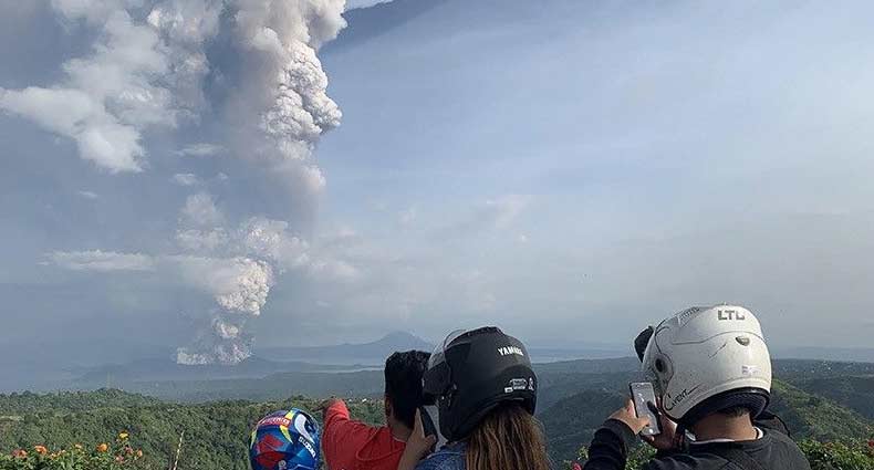 বিশ্বের অন্যতম বড় আগ্নেয়গিরি থেকে লাভা উদগিরণ (ভিডিও)