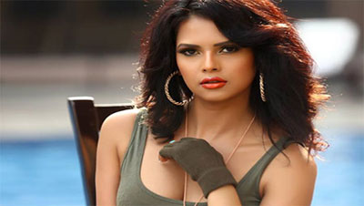 লুকোচুরি খেলতে গিয়ে প্রায়ই সে আমাকে দরজার আড়ালে নিয়ে যেত