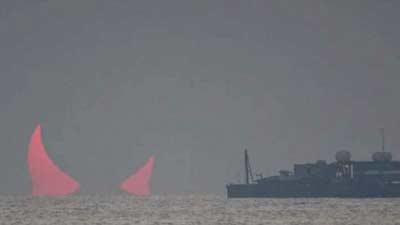 লাল শয়তানের দুটো শিং ভেসে উঠছে সমুদ্রে