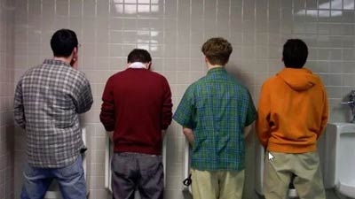 দাঁড়িয়ে প্রস্রাব করে নিজের ক্ষতি করছেন না তো?