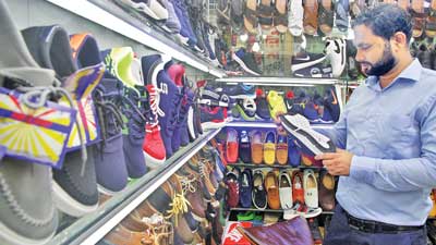 জমজমাট জুতার বাজার