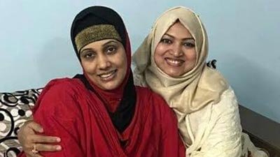 ২৭ বছর পর হারানো বান্ধবী ফিরিয়ে দিল ফেসবুক!