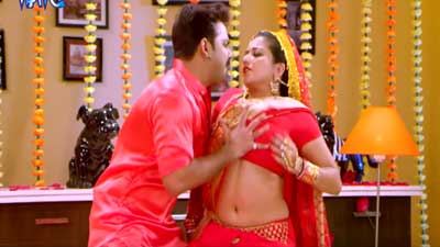 ‘ঝুমা বৌদি’র হট নাচে ফের গরম নেট দুনিয়া! (ভিডিও)