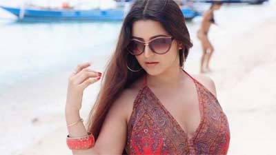 খোলামেলা পোশাকে সমুদ্র স্নানে পরীমনি!