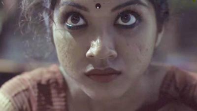 গায়ে হাত দিতেই গর্জে উঠল যৌনকর্মী!