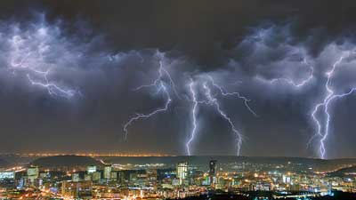 বজ্রপাতের কারণ ও বাঁচার কৌশল