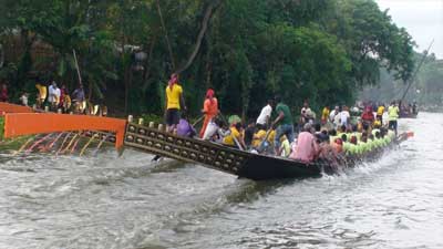 নৌকা বাইচ, বৈঠার শব্দে কম্পিত কুমার নদের জলরাশি