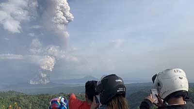 বিশ্বের অন্যতম বড় আগ্নেয়গিরি থেকে লাভা উদগিরণ (ভিডিও)
