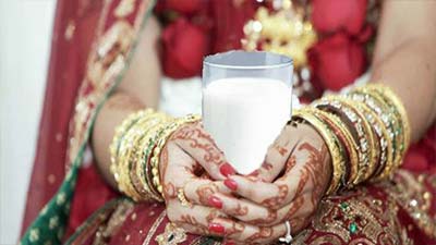 বাসর রাতে গরম দুধ গ্লাস হাতে স্বামীর অপেক্ষায়, কিন্তু...