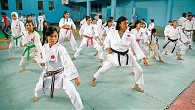 আত্মরক্ষায় কারাতে শিখছে নারীরা