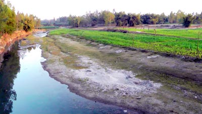 এক সময়ের খরস্রোতা নদী এখন মরা খাল