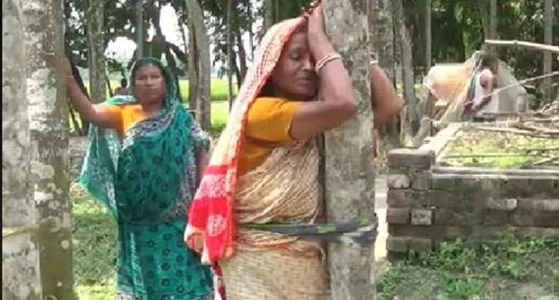 হিন্দু নারীকে গাছে বেঁধে লাঞ্ছিত করে জমি দখল! (ভিডিও)