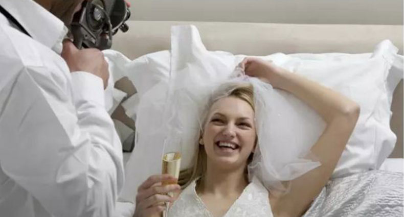 বাসর রাতের ছবি তুলতে ফটোগ্রাফার চেয়ে বিজ্ঞাপন 