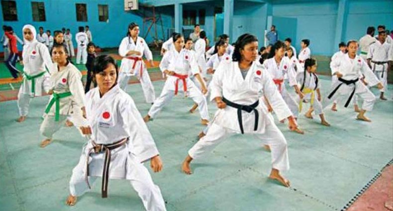 আত্মরক্ষায় কারাতে শিখছে নারীরা