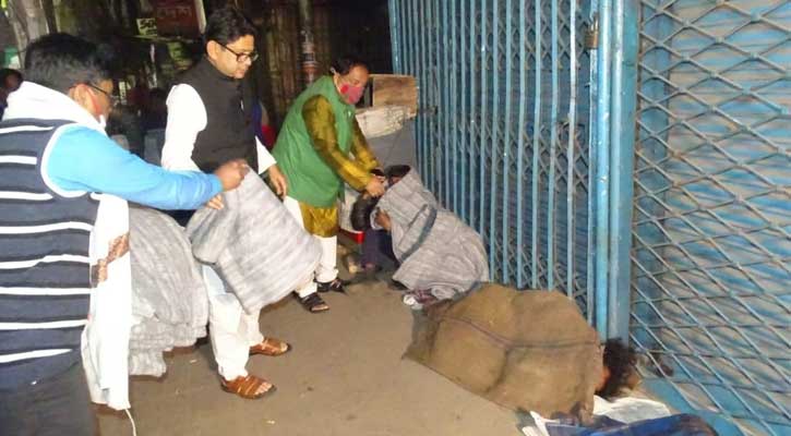 গভীর রাতে স্বেচ্ছাসেবক লীগে কম্বল বিতরণ 