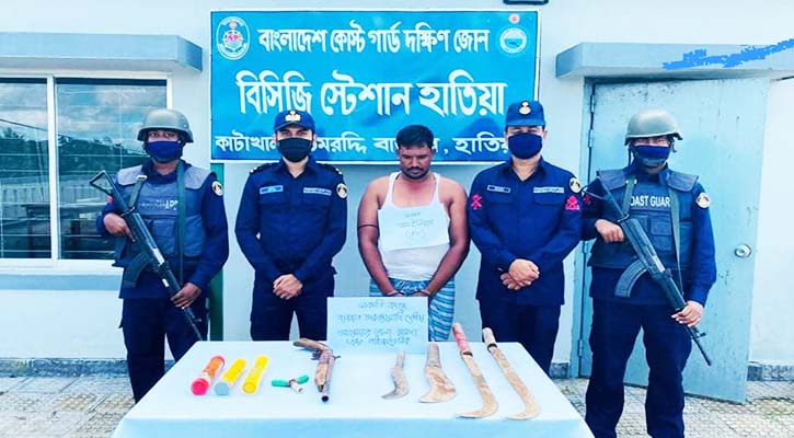 কোস্টগার্ডের অভিযান অস্ত্র ও গুলিসহ আটক জলদস্যু 